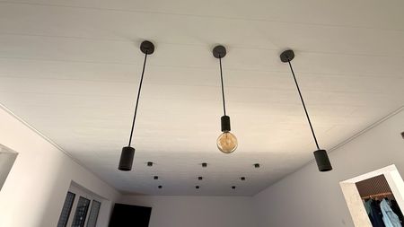 Moderne Deckenbeleuchtung mit Aufbau- & Pendelleuchten